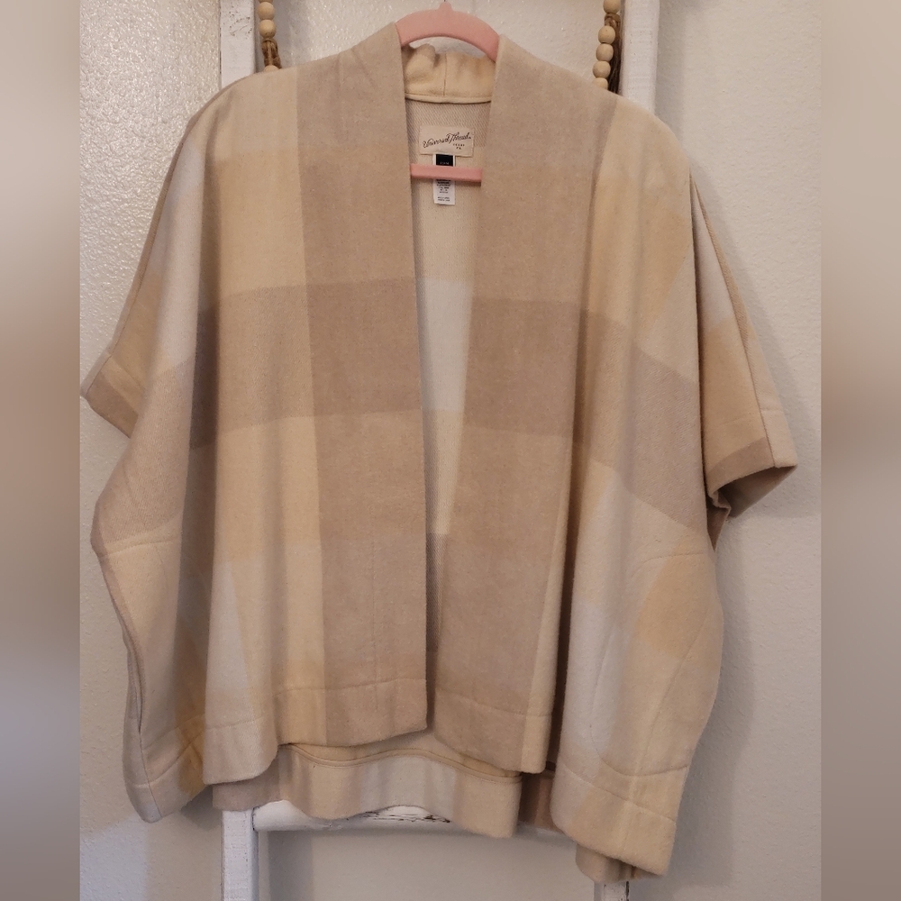 Universal Thread Open Front Cape